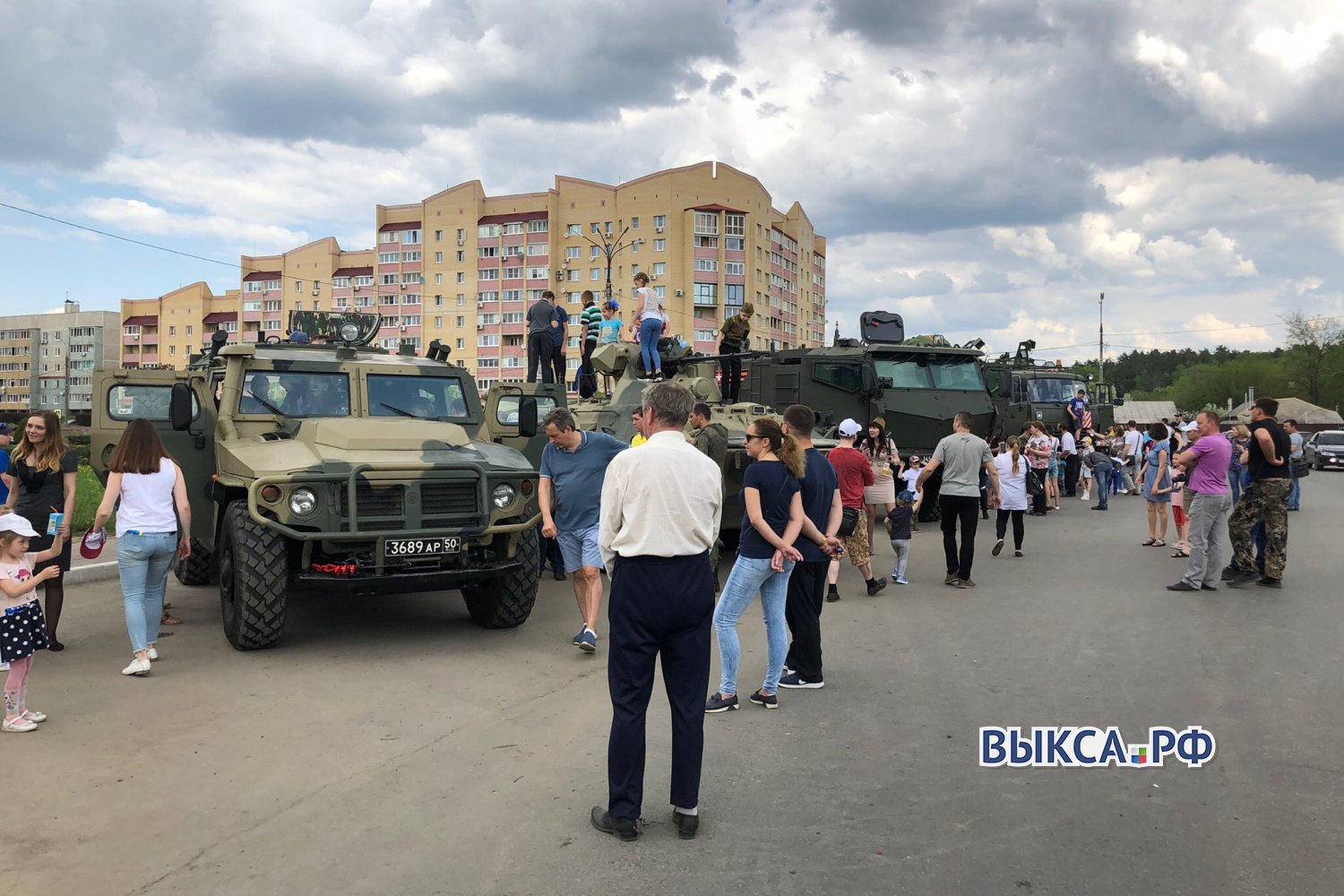 Выставка военной техники у администрации